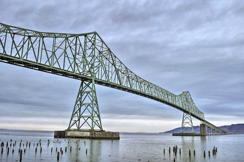 Elegant Pier Waterfront Retreat in Downtown Astoria - Astoria, Oregon