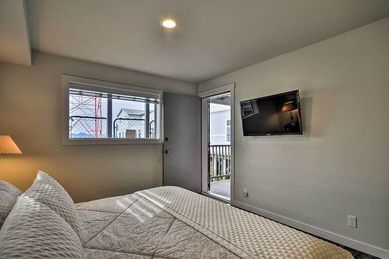Elegant Pier Waterfront Retreat in Downtown Astoria - Astoria, Oregon