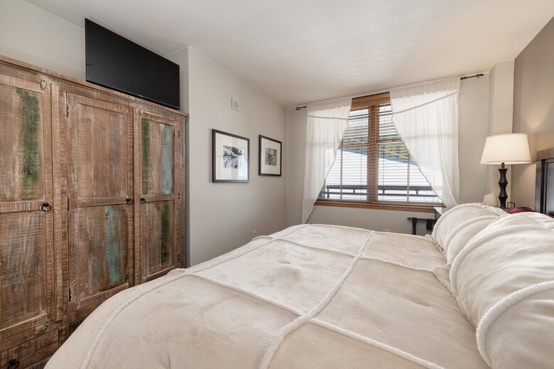 Bedroom 1, armoir