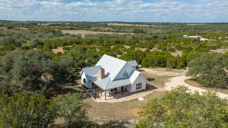 12 Acre Designer Farmhouse in TX Wine Country! - Stonewall, Texas