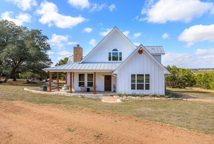 12 Acre Designer Farmhouse in TX Wine Country! - Stonewall, Texas