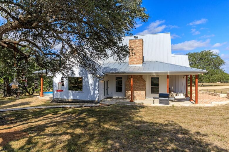 12 Acre Designer Farmhouse in TX Wine Country! - Stonewall, Texas
