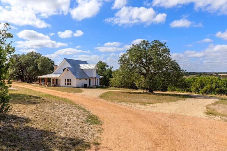 12 Acre Designer Farmhouse in TX Wine Country! - Stonewall, Texas