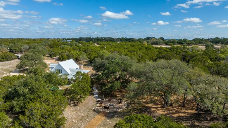 12 Acre Designer Farmhouse in TX Wine Country! - Stonewall, Texas
