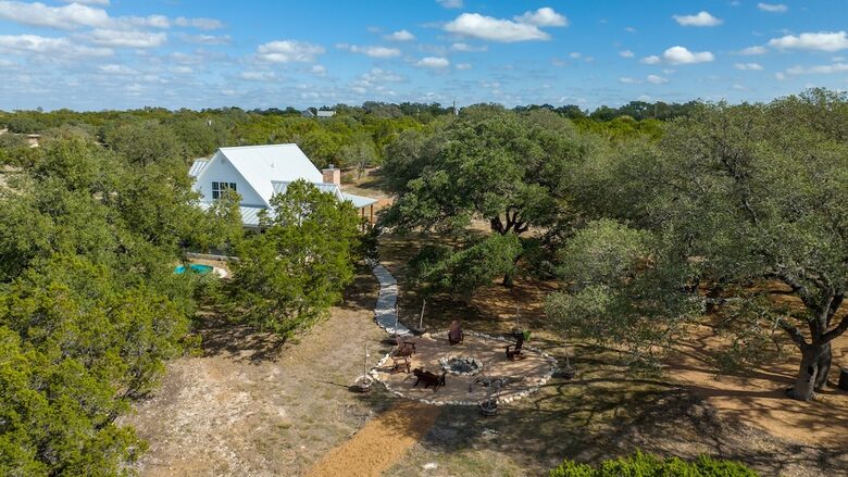 12 Acre Designer Farmhouse in TX Wine Country! - Stonewall, Texas