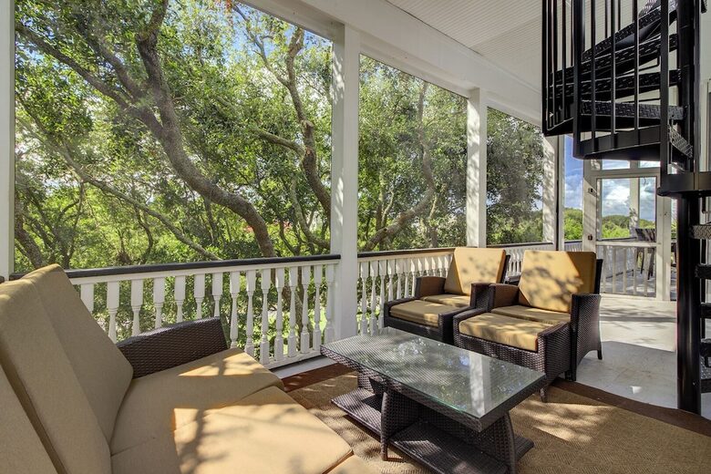 Isle of Palms Happy Place | Gorgeous 2nd Row Home w/ Pool, Hot Tub, Games, Dog Friendly - Isle of Palms, South Carolina