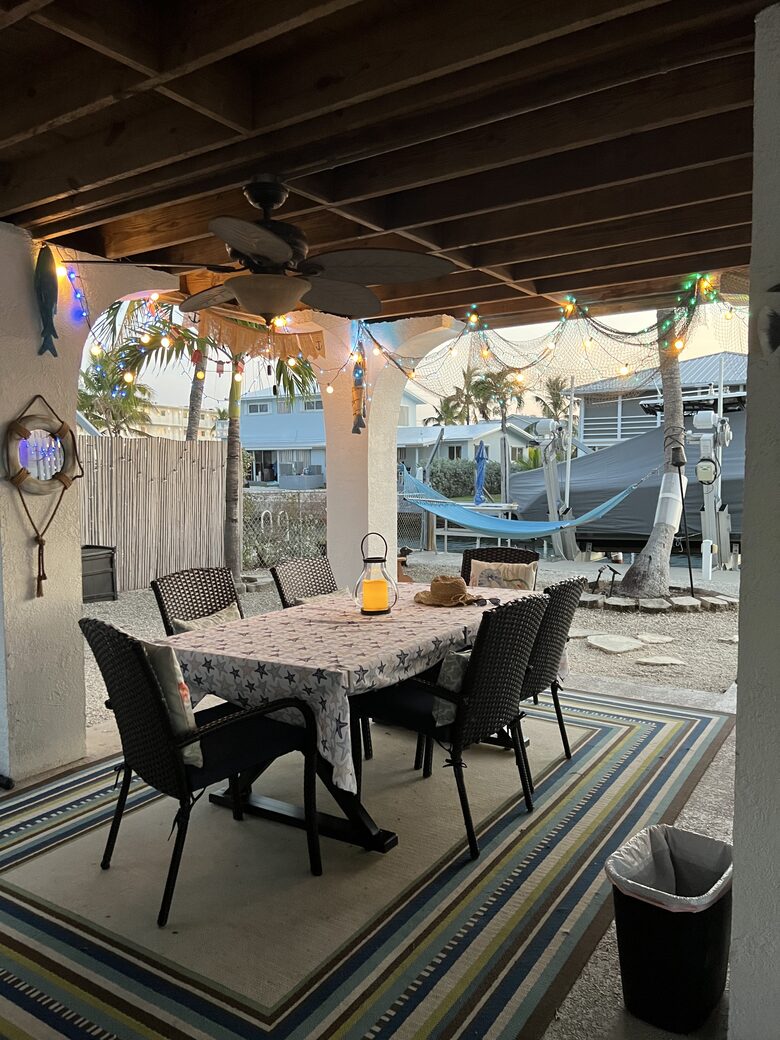 Outdoor dinning.