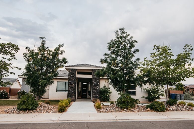 Modern Family-Friendly House | Fun Backyard Private Pool & Pickleball - Hurricane, Utah