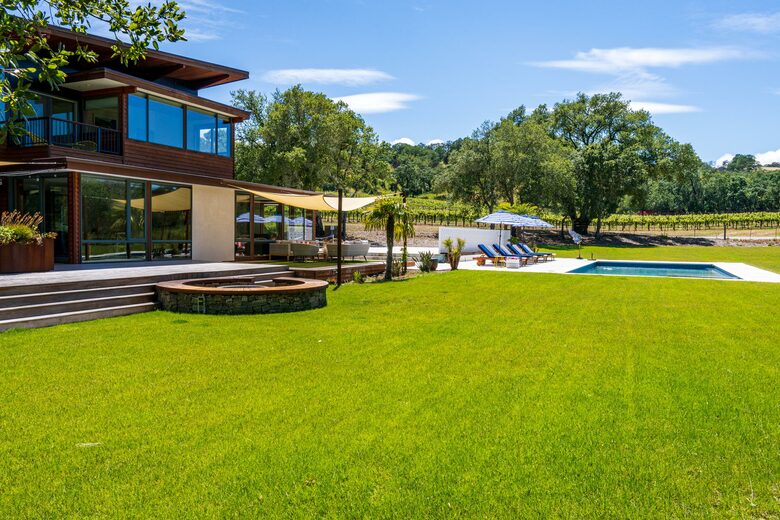Pure Luxury: Casa Gaga Estates- Vineyard Retreat - Geyserville, California