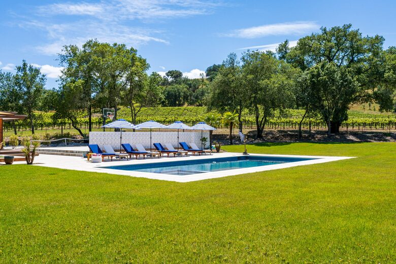 Pure Luxury: Casa Gaga Estates- Vineyard Retreat - Geyserville, California