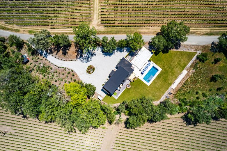 Pure Luxury: Casa Gaga Estates- Vineyard Retreat - Geyserville, California