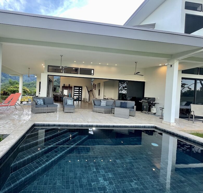 Casa Cascada Panoramic Views and Expansive kitchen - Ojochal, Costa Rica