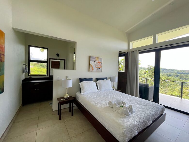 Casa Cascada Panoramic Views and Expansive kitchen - Ojochal, Costa Rica
