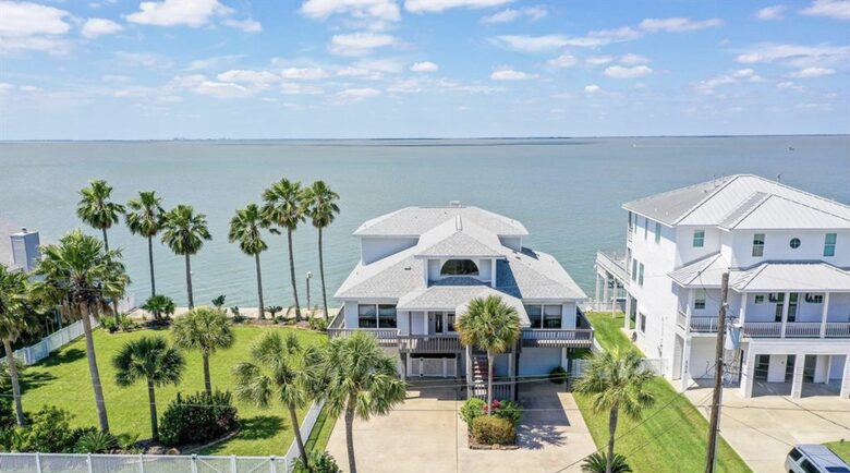 Bayfront Getaway with a Pool and Hot Tub - Galveston, Texas