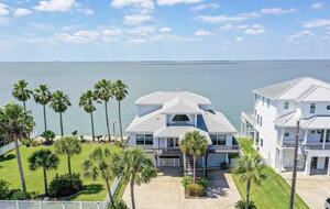 Bayfront Getaway with a Pool and Hot Tub - Galveston, Texas