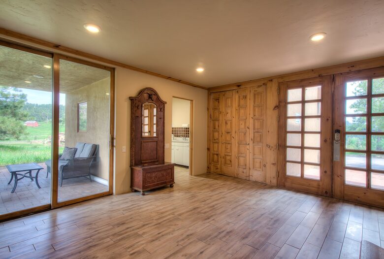 Peaceful Glen: Beautiful 5 bed, 4 bath mountain estate with hot tub + fire pit, close to Denver - Golden, Colorado