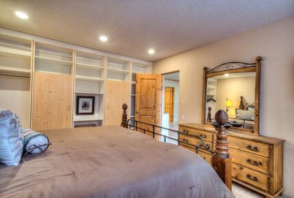 Peaceful Glen: Beautiful 5 bed, 4 bath mountain estate with hot tub + fire pit, close to Denver - Golden, Colorado