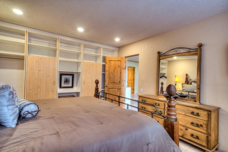 Peaceful Glen: Beautiful 5 bed, 4 bath mountain estate with hot tub + fire pit, close to Denver - Golden, Colorado