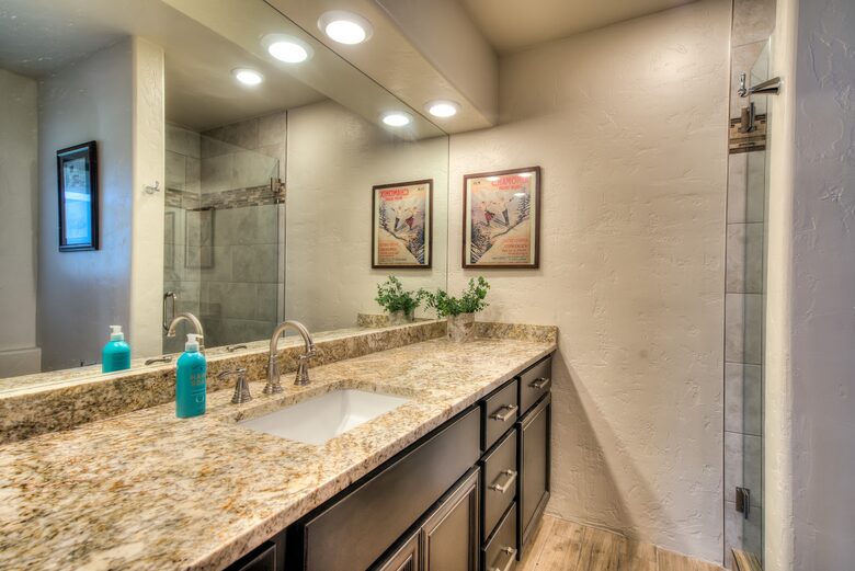 Peaceful Glen: Beautiful 5 bed, 4 bath mountain estate with hot tub + fire pit, close to Denver - Golden, Colorado