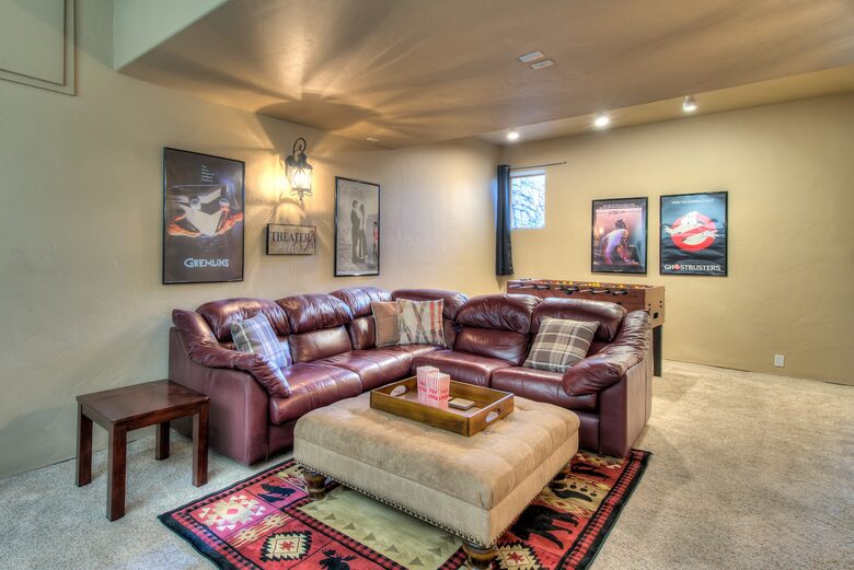 Peaceful Glen: Beautiful 5 bed, 4 bath mountain estate with hot tub + fire pit, close to Denver - Golden, Colorado