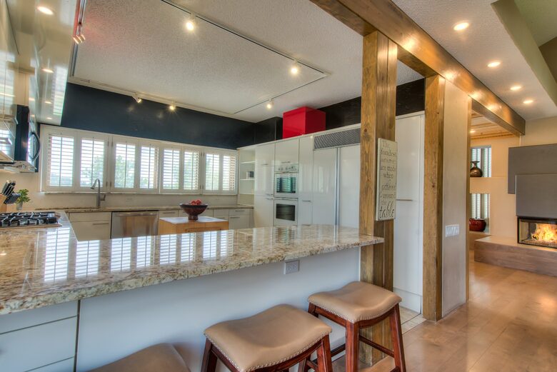 Peaceful Glen: Beautiful 5 bed, 4 bath mountain estate with hot tub + fire pit, close to Denver - Golden, Colorado