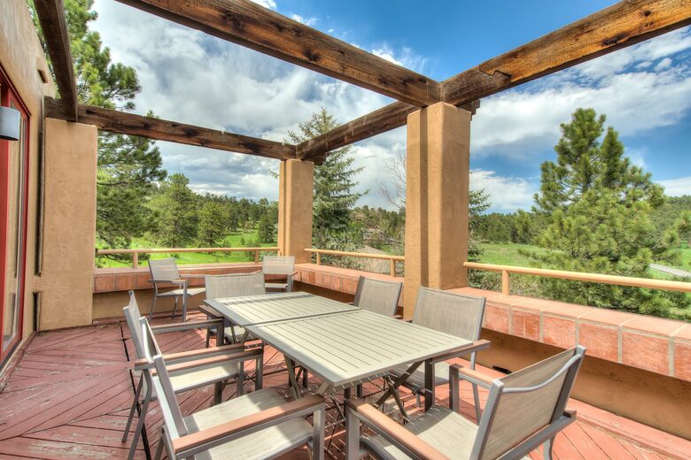 Peaceful Glen: Beautiful 5 bed, 4 bath mountain estate with hot tub + fire pit, close to Denver - Golden, Colorado