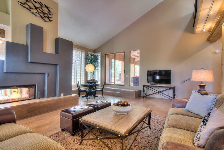 Peaceful Glen: Beautiful 5 bed, 4 bath mountain estate with hot tub + fire pit, close to Denver - Golden, Colorado