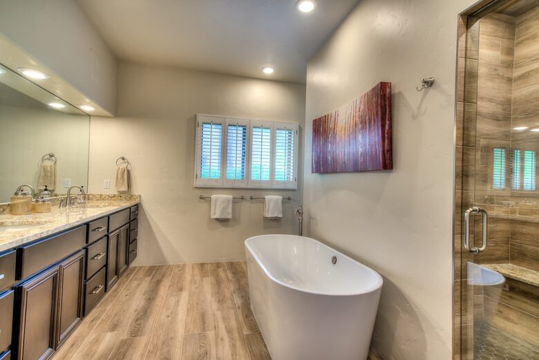 Peaceful Glen: Beautiful 5 bed, 4 bath mountain estate with hot tub + fire pit, close to Denver - Golden, Colorado