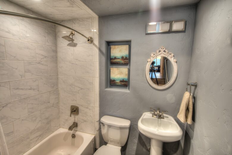Peaceful Glen: Beautiful 5 bed, 4 bath mountain estate with hot tub + fire pit, close to Denver - Golden, Colorado