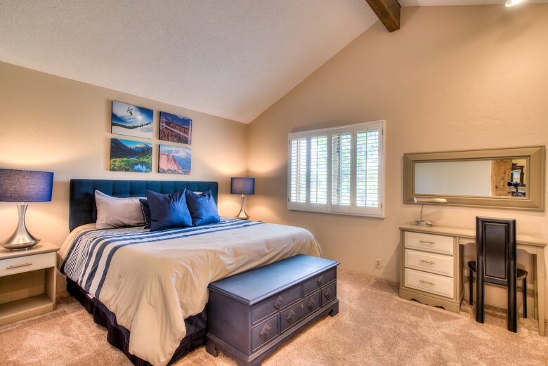 Peaceful Glen: Beautiful 5 bed, 4 bath mountain estate with hot tub + fire pit, close to Denver - Golden, Colorado