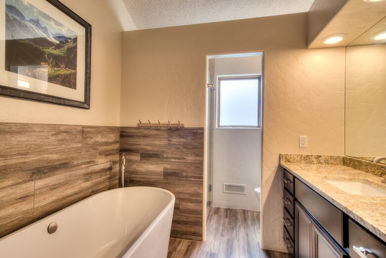 Peaceful Glen: Beautiful 5 bed, 4 bath mountain estate with hot tub + fire pit, close to Denver - Golden, Colorado