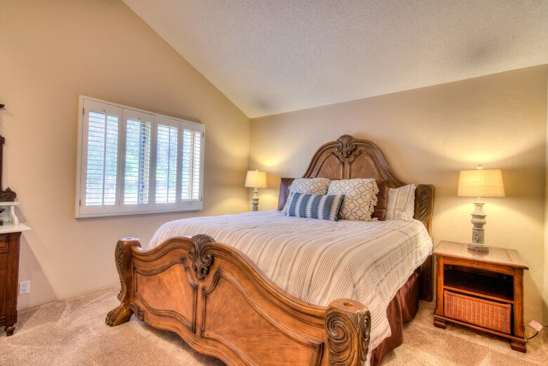 Peaceful Glen: Beautiful 5 bed, 4 bath mountain estate with hot tub + fire pit, close to Denver - Golden, Colorado