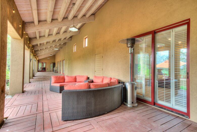 Peaceful Glen: Beautiful 5 bed, 4 bath mountain estate with hot tub + fire pit, close to Denver - Golden, Colorado