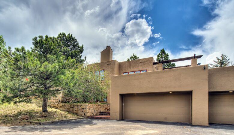 Peaceful Glen: Beautiful 5 bed, 4 bath mountain estate with hot tub + fire pit, close to Denver - Golden, Colorado