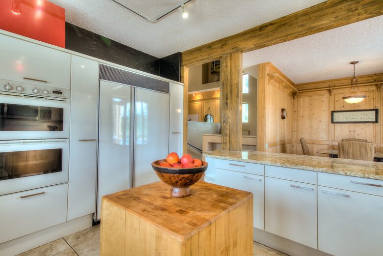 Peaceful Glen: Beautiful 5 bed, 4 bath mountain estate with hot tub + fire pit, close to Denver - Golden, Colorado