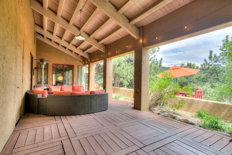 Peaceful Glen: Beautiful 5 bed, 4 bath mountain estate with hot tub + fire pit, close to Denver - Golden, Colorado