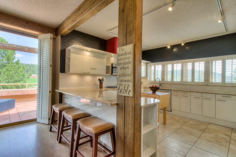 Peaceful Glen: Beautiful 5 bed, 4 bath mountain estate with hot tub + fire pit, close to Denver - Golden, Colorado