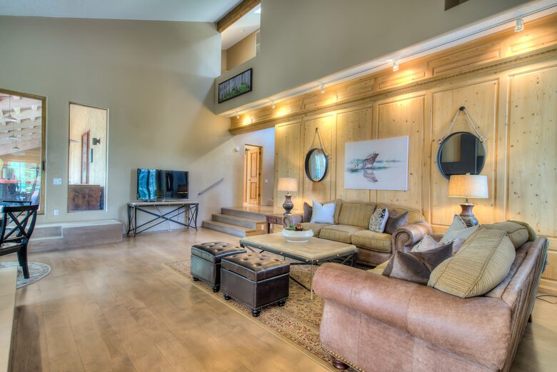 Peaceful Glen: Beautiful 5 bed, 4 bath mountain estate with hot tub + fire pit, close to Denver - Golden, Colorado
