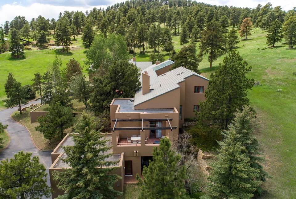 Peaceful Glen: Beautiful 5 bed, 4 bath mountain estate with hot tub + fire pit, close to Denver - Golden, Colorado