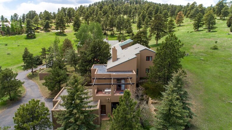 Peaceful Glen: Beautiful 5 bed, 4 bath mountain estate with hot tub + fire pit, close to Denver - Golden, Colorado