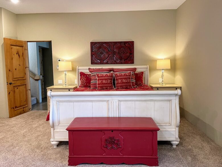 Peaceful Glen: Beautiful 5 bed, 4 bath mountain estate with hot tub + fire pit, close to Denver - Golden, Colorado