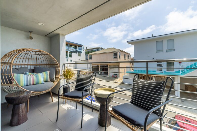 Balcony Living | Off Guitar Room Bar