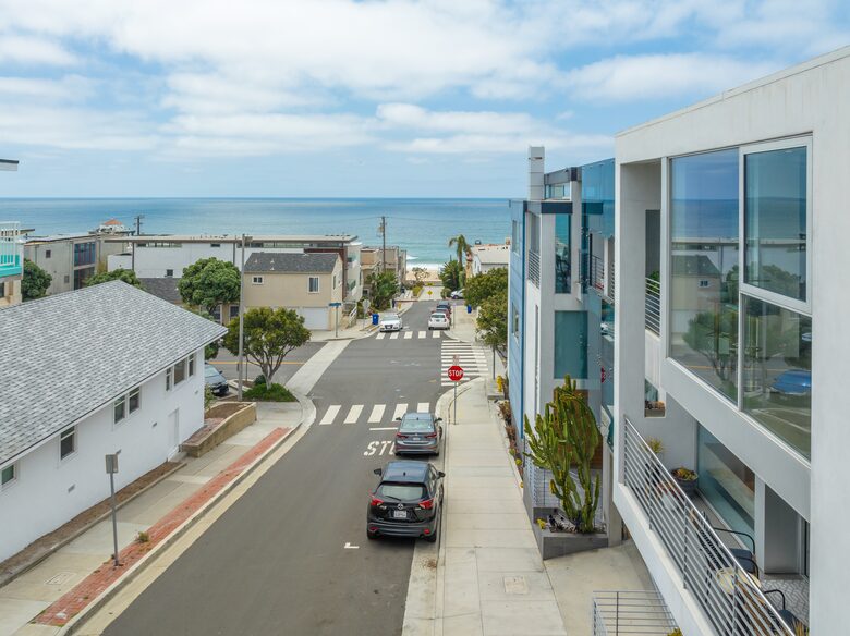 Location | one block from ocean and strand
