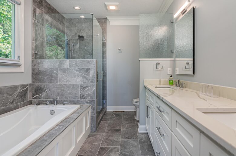Master bath -- shower, double vanity, soaking tub