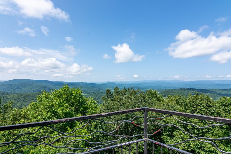Jump off Rock boasts 270 degree views