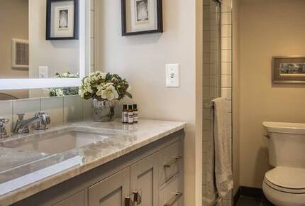 1-Bedroom Restored Vintage Loft in the Heart of Chicago - Chicago, Illinois