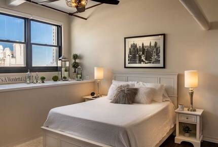 1-Bedroom Restored Vintage Loft in the Heart of Chicago - Chicago, Illinois