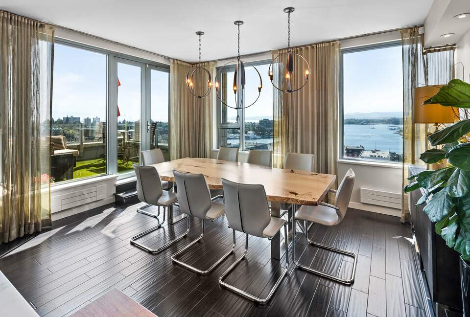 Luxury Condo with Stunning Vistas of the harbour, ocean and mountains - Victoria, Canada