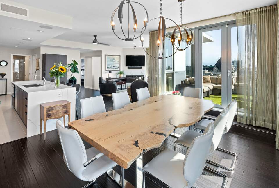 Luxury Condo with Stunning Vistas of the harbour, ocean and mountains - Victoria, Canada