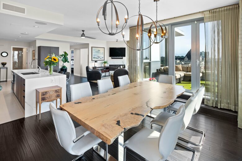 Luxury Condo with Stunning Vistas of the harbour, ocean and mountains - Victoria, Canada